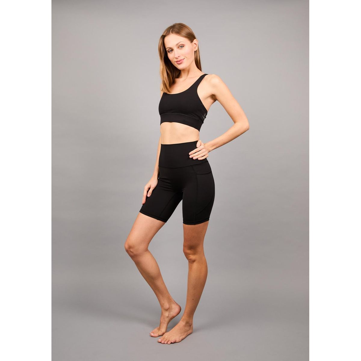 THEA - Legging Cortas Bolsillos Laterales Ambar Black