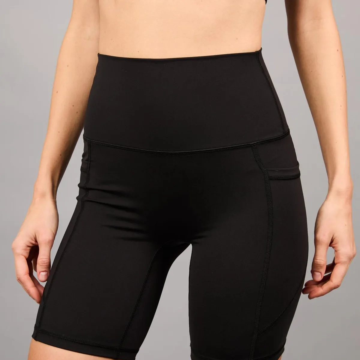 THEA - Legging Cortas Bolsillos Laterales Ambar Black