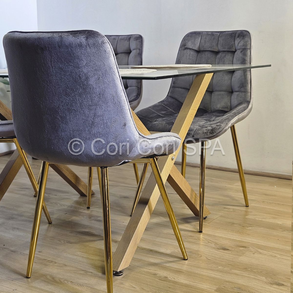 CORI CORI - Comedor Medlock Vidrio 140x90 cm + 4 Sillas Capitonne Top Gris