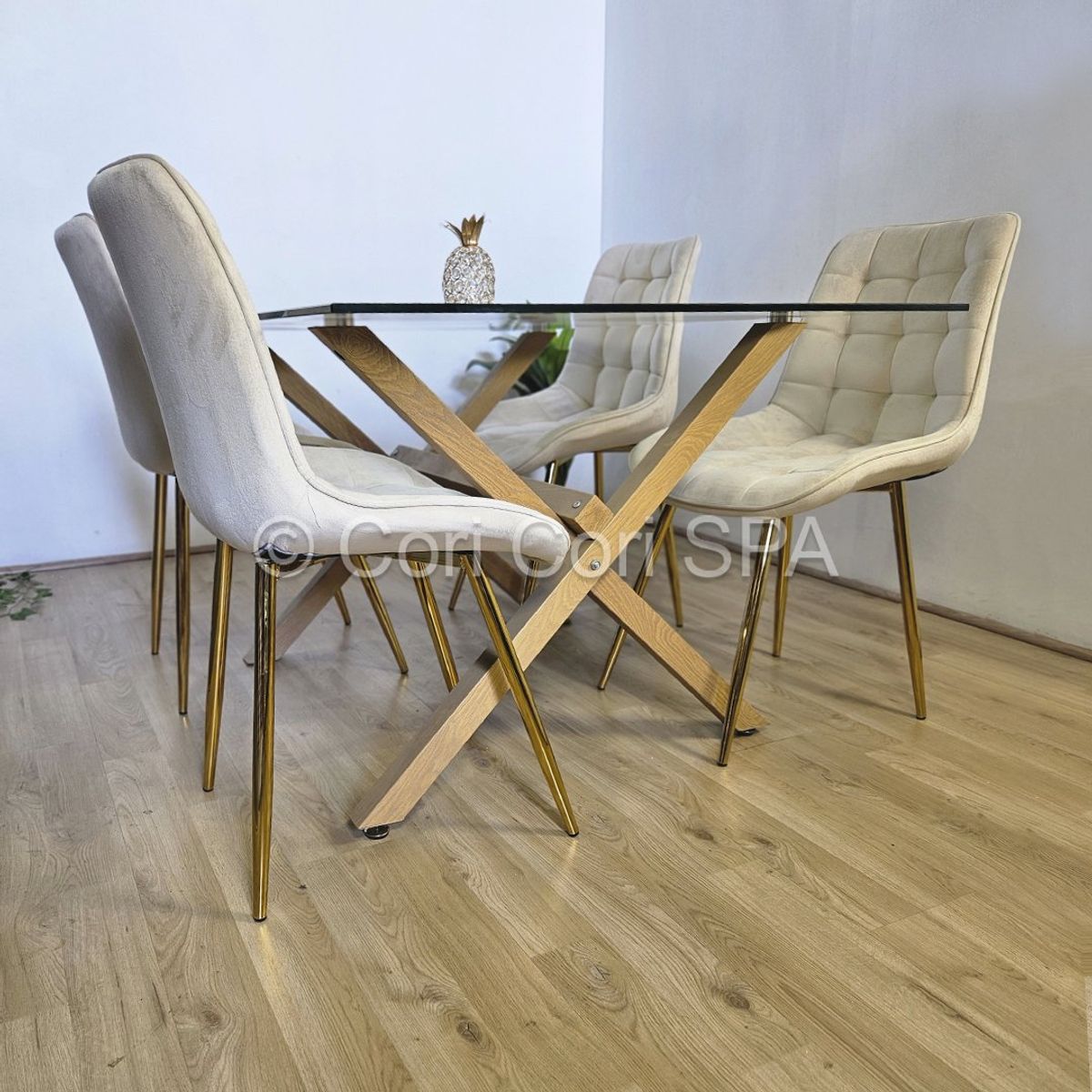 CORI CORI - Comedor Medlock Vidrio 140x90 cm + 4 Sillas Capitonne Top Beige