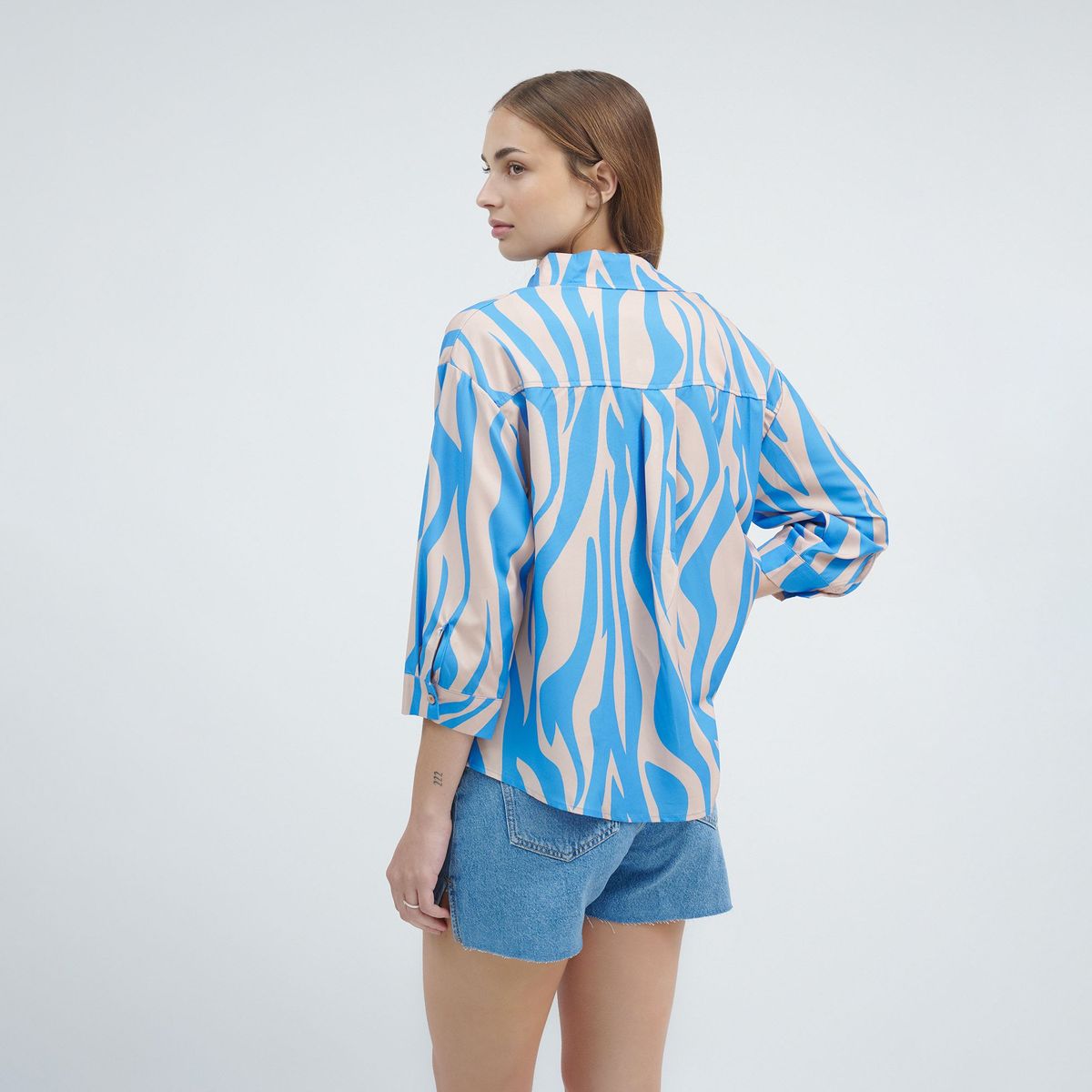 GUINDA - Blusa con Botones y Cuello Camiser Hands - GUINDA