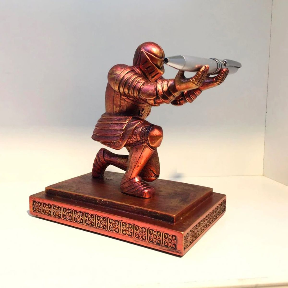 SONEC - Lapicero Adorno Escritorio Rey Caballero 15 cms. Regalo Hombre