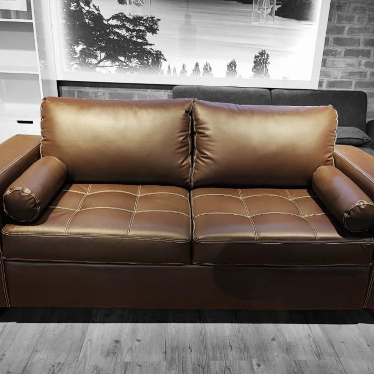 SPAZZIO - Sofá 3 cuerpos Capri pu café.