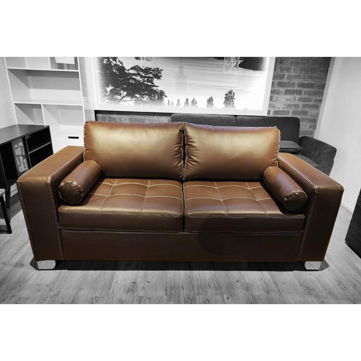 SPAZZIO - Sofá 3 cuerpos Capri pu café.