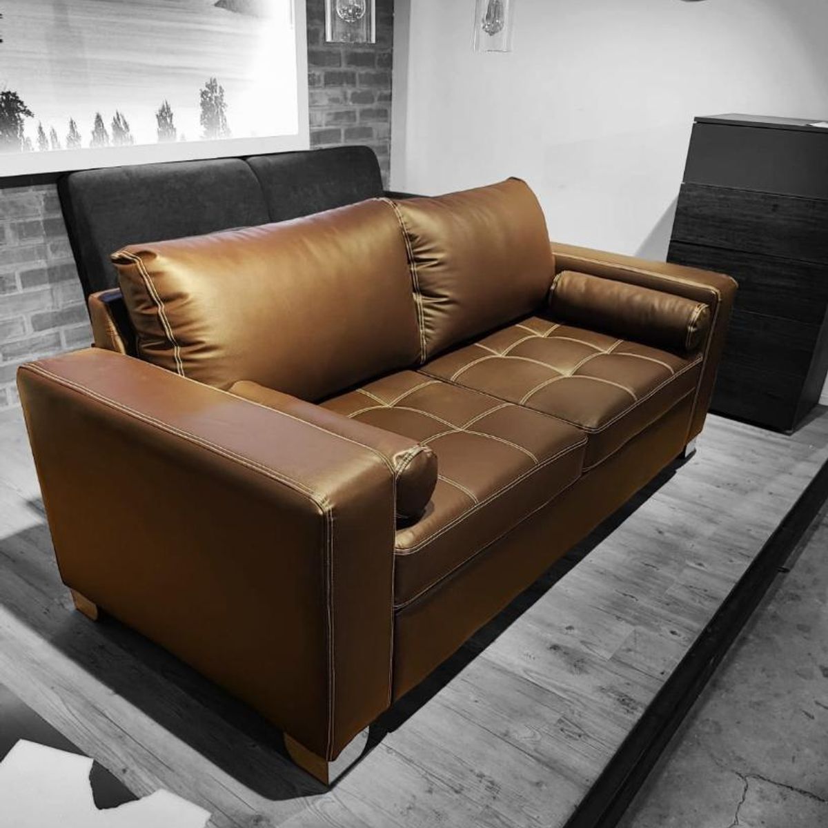 SPAZZIO - Sofá 3 cuerpos Capri pu café.