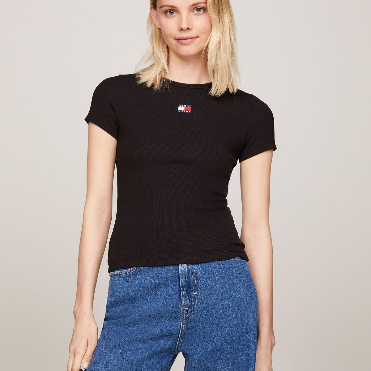 TOMMY HILFIGER - Polera Slim Fit Con Parche Negro Tommy Jeans