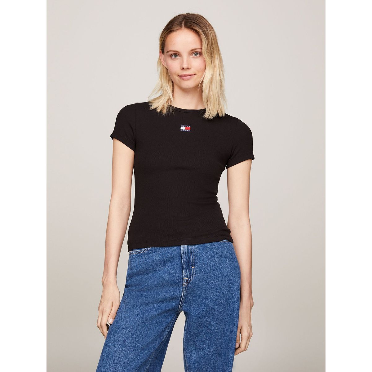 TOMMY HILFIGER - Polera Slim Fit Con Parche Negro Tommy Jeans