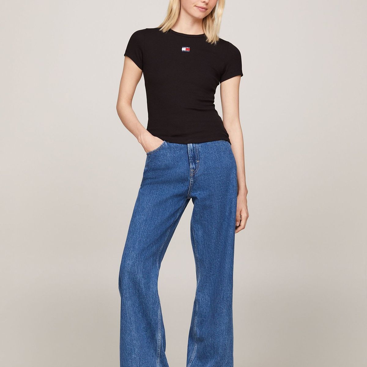 TOMMY HILFIGER - Polera Slim Fit Con Parche Negro Tommy Jeans