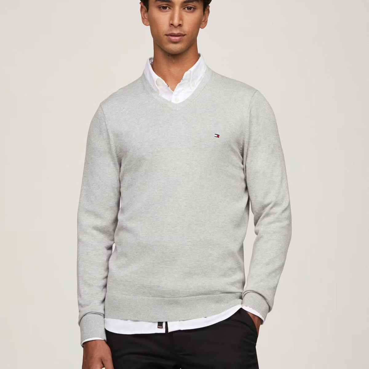 TOMMY HILFIGER - Sweater Básico Signature V-Neck Gris Tommy Hilfiger