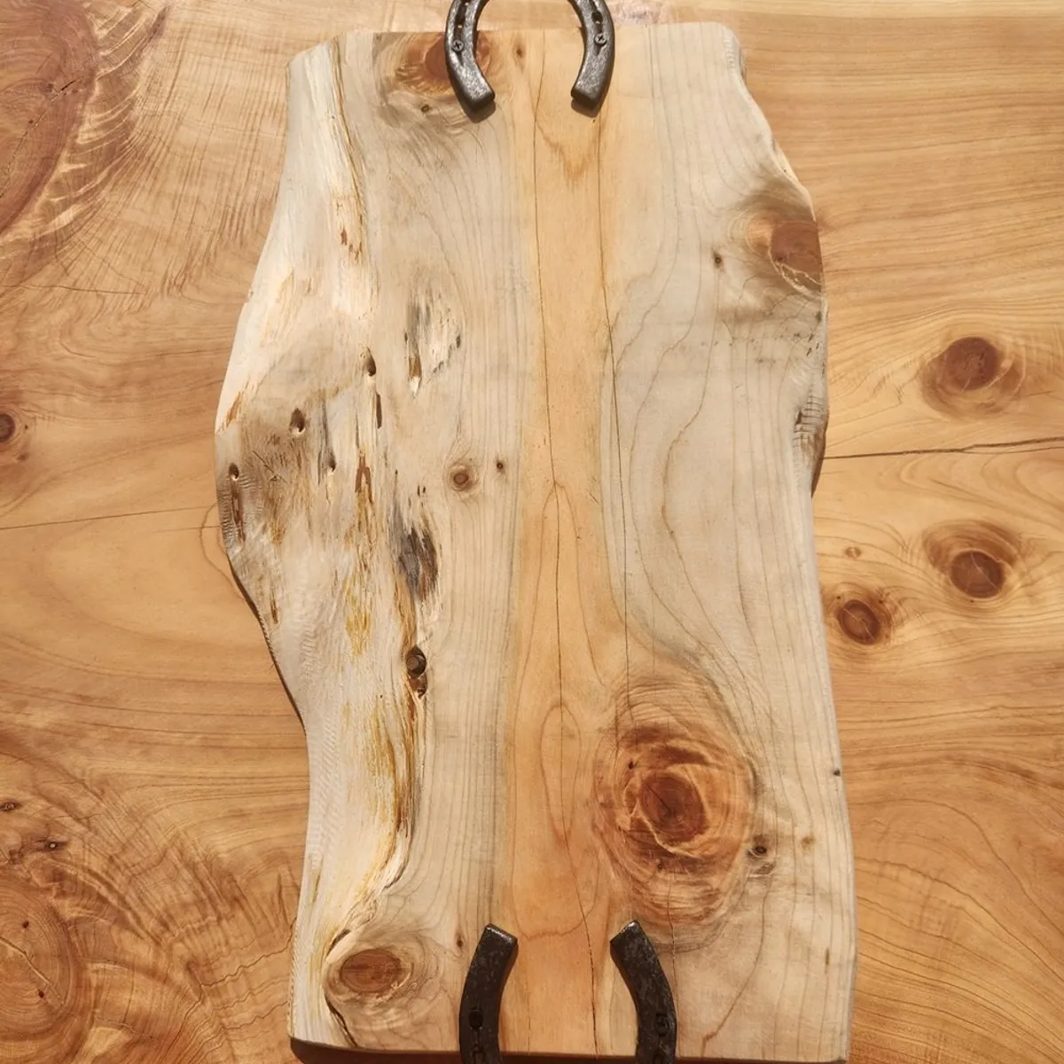 BOSQUE SUR SPA - Tabla rústica para picar de madera nativa Ciprés Macrocarpa