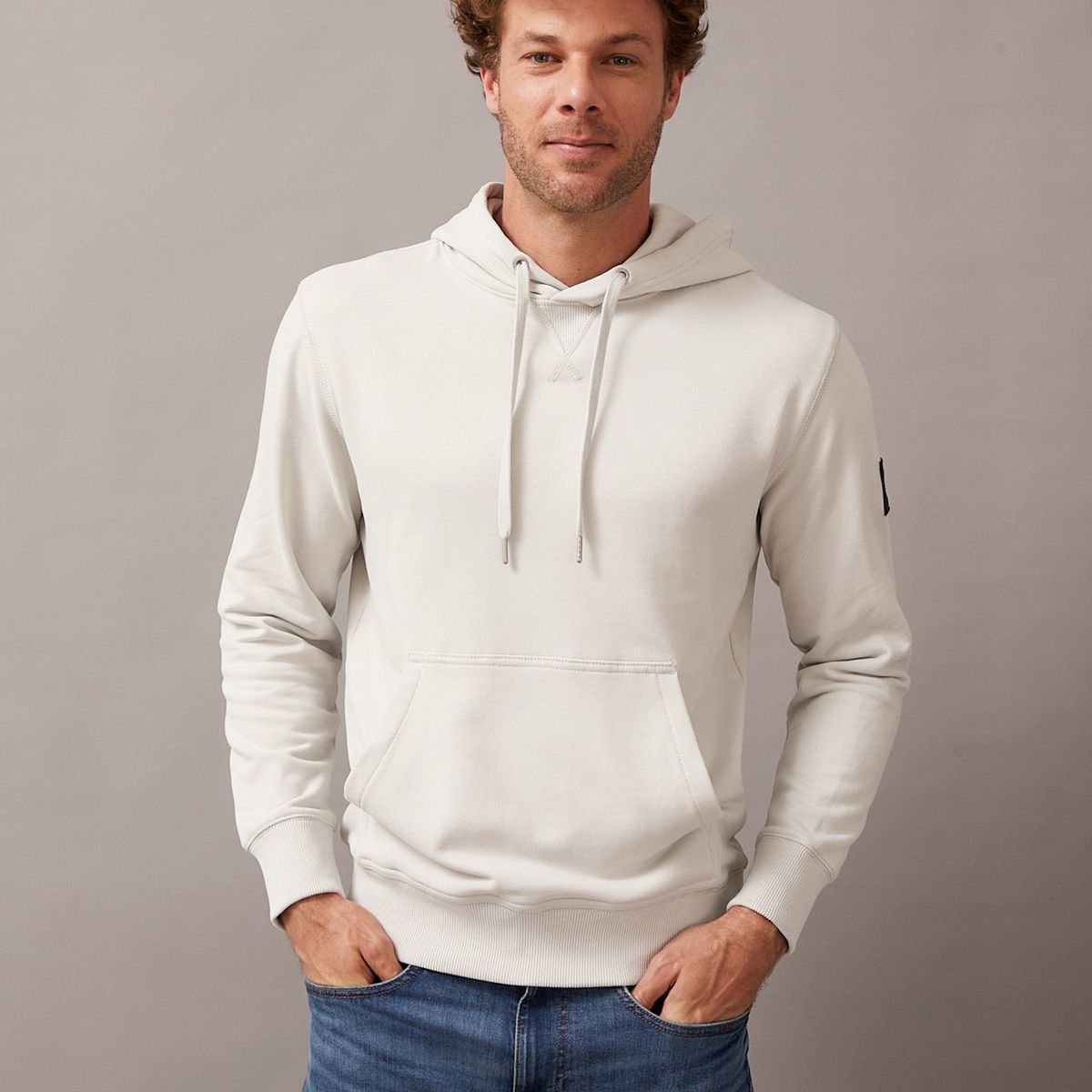 CALVIN KLEIN - Polerón con Gorro Badge Blanco Calvin Klein