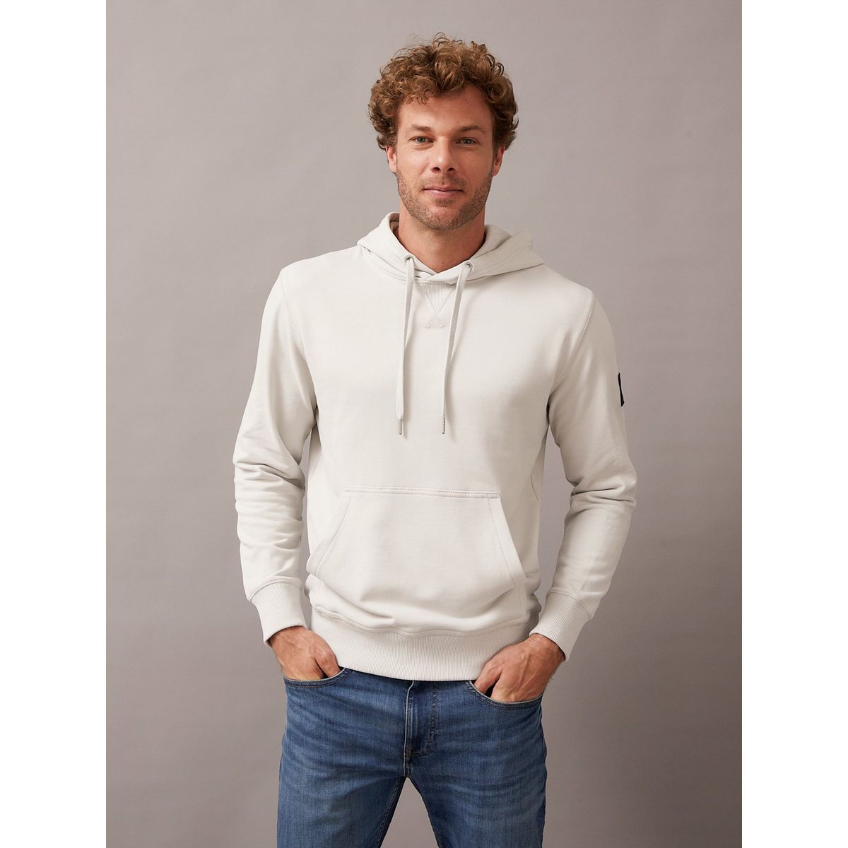 CALVIN KLEIN - Polerón con Gorro Badge Blanco Calvin Klein