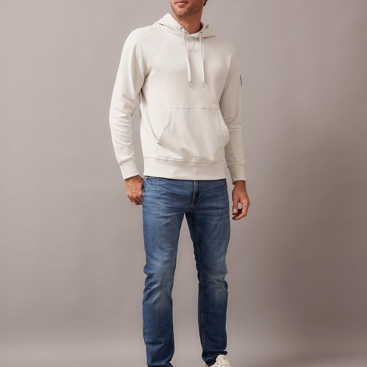 CALVIN KLEIN - Polerón con Gorro Badge Blanco Calvin Klein