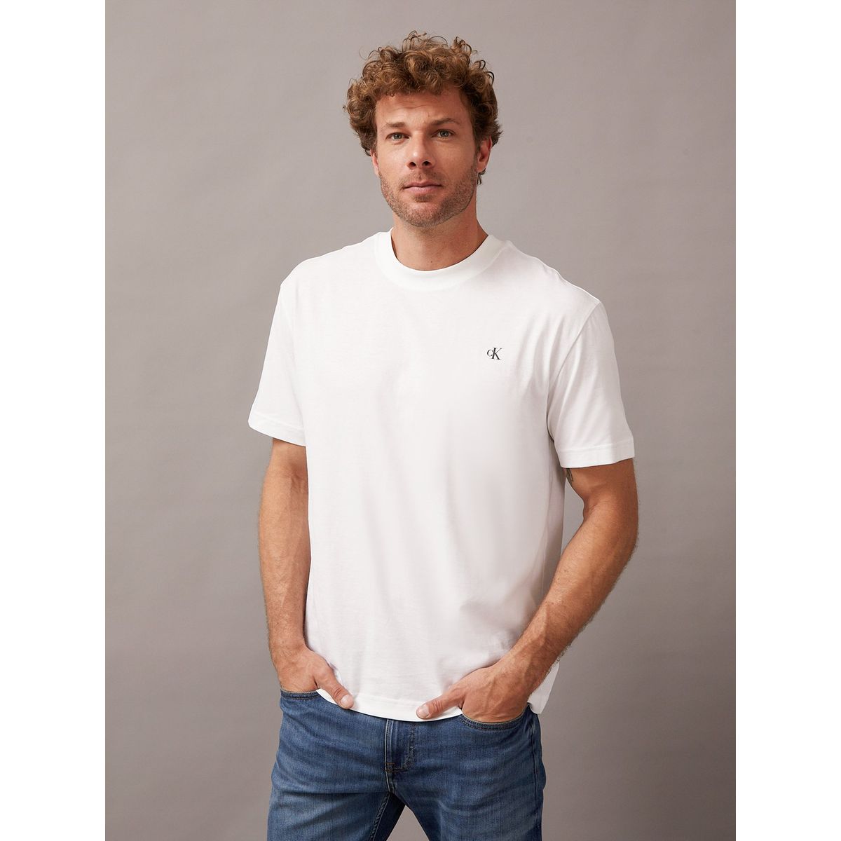 CALVIN KLEIN - Polera Blown Up Diffused Stacked Blanco Calvin Klein YAF