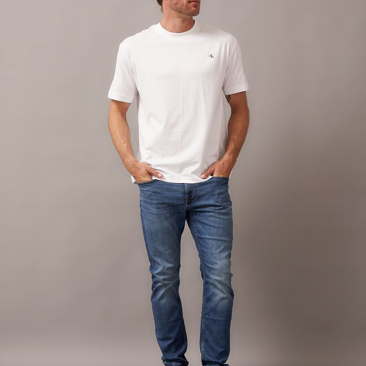 CALVIN KLEIN - Polera Blown Up Diffused Stacked Blanco Calvin Klein YAF