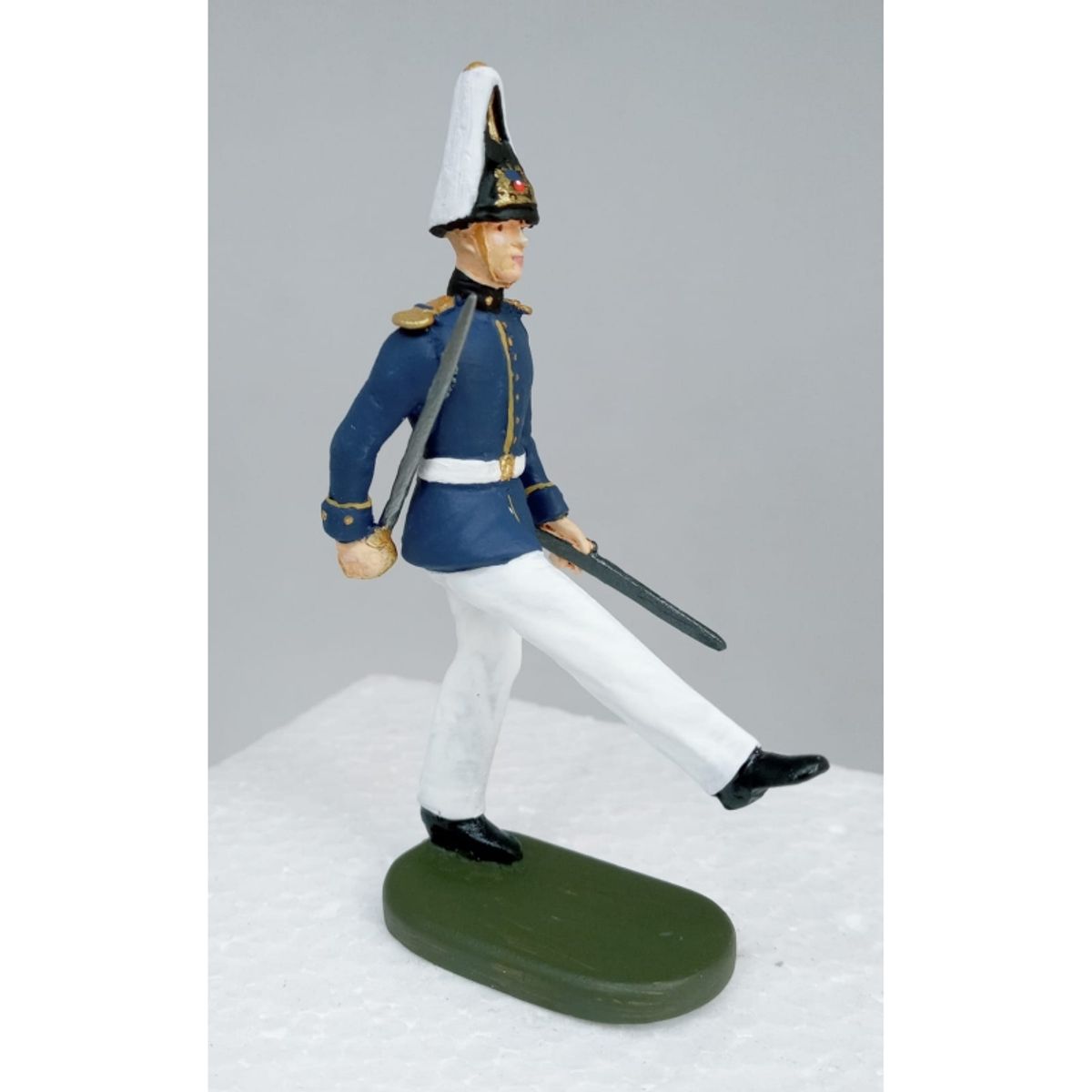 GENERICO - HISTORICA H06 OFICIAL ESCUELA MILITAR EN DESFILE ACTUAL