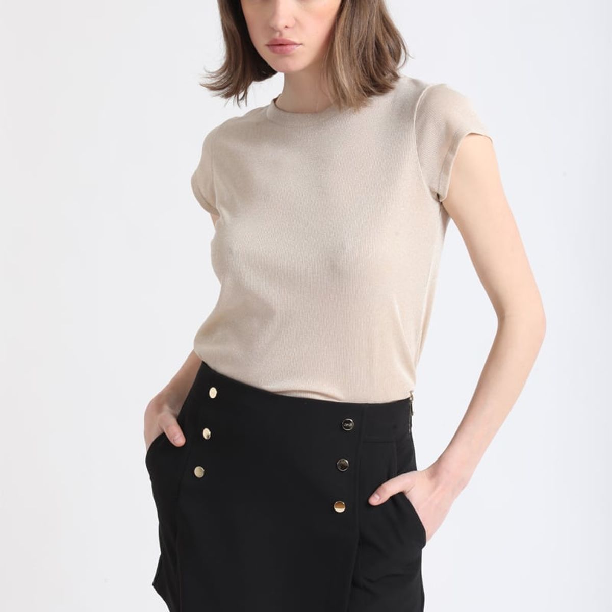 LIOLA - Falda Pantalón Mini, Botones Frontal, Negro Liola