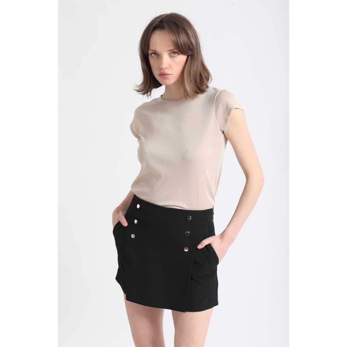 LIOLA - Falda Pantalón Mini, Botones Frontal, Negro Liola