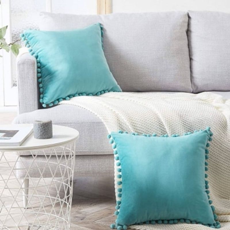 ANGELES DEL HOGAR - Funda Terciopelo Para Cojin Con Pompon celeste