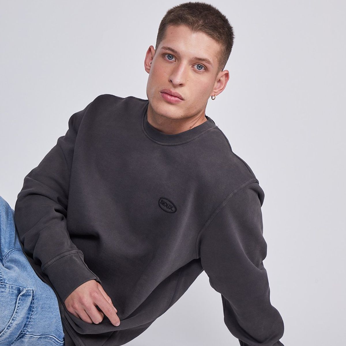 SIOUX - Polerón Hombre Gris Cuello Redondo Lavado Sioux