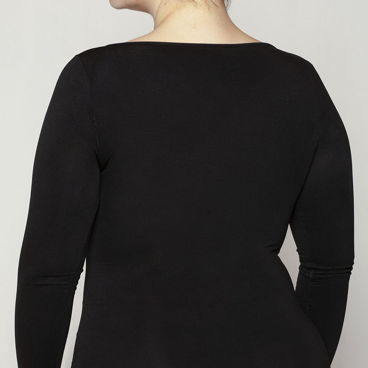 MONARCH - Polera Manga Larga Escote Ojal Negro