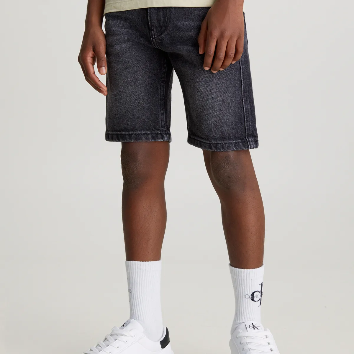 CALVIN KLEIN - Short Niño Relaxed Washed Negro Calvin Klein