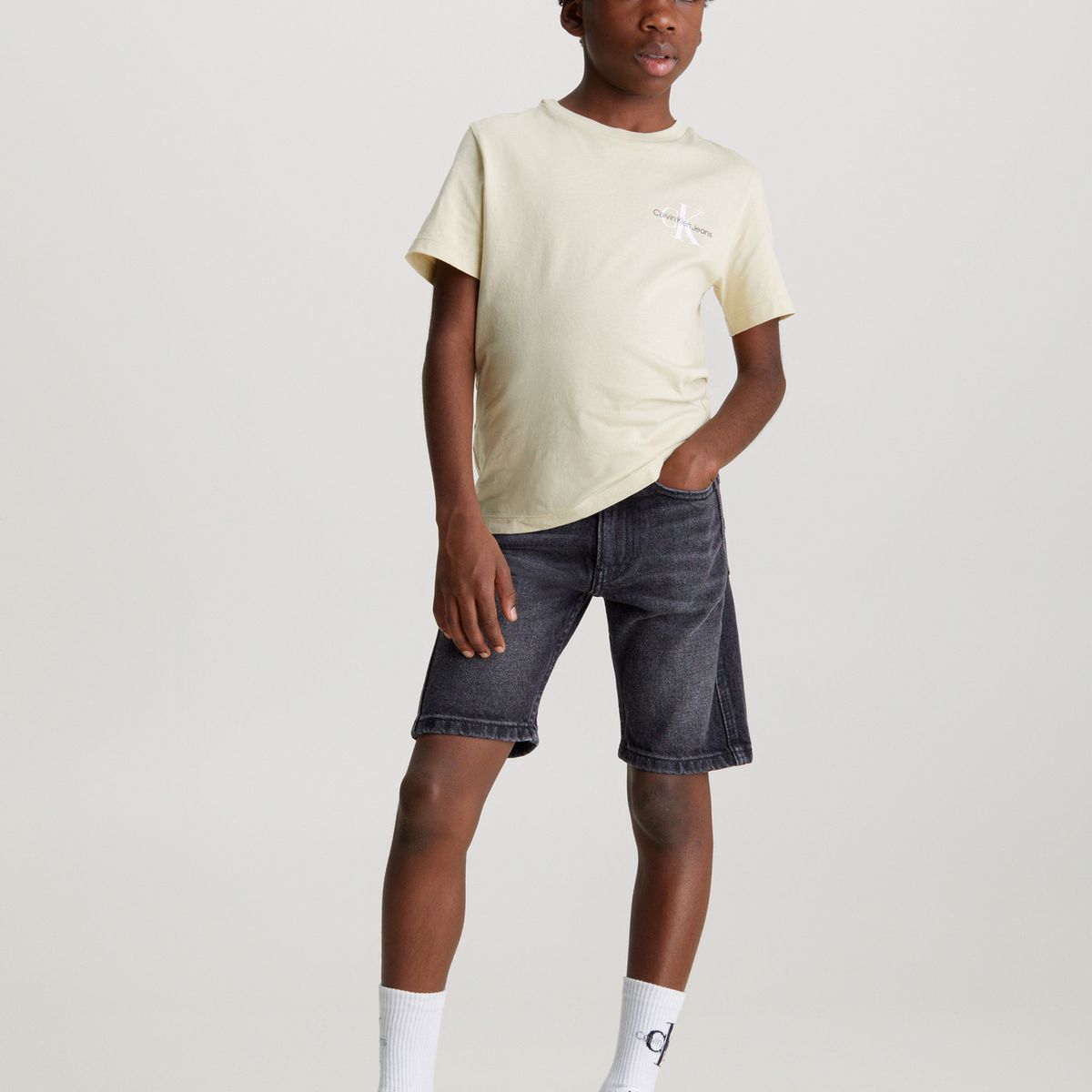 CALVIN KLEIN - Short Niño Relaxed Washed Negro Calvin Klein