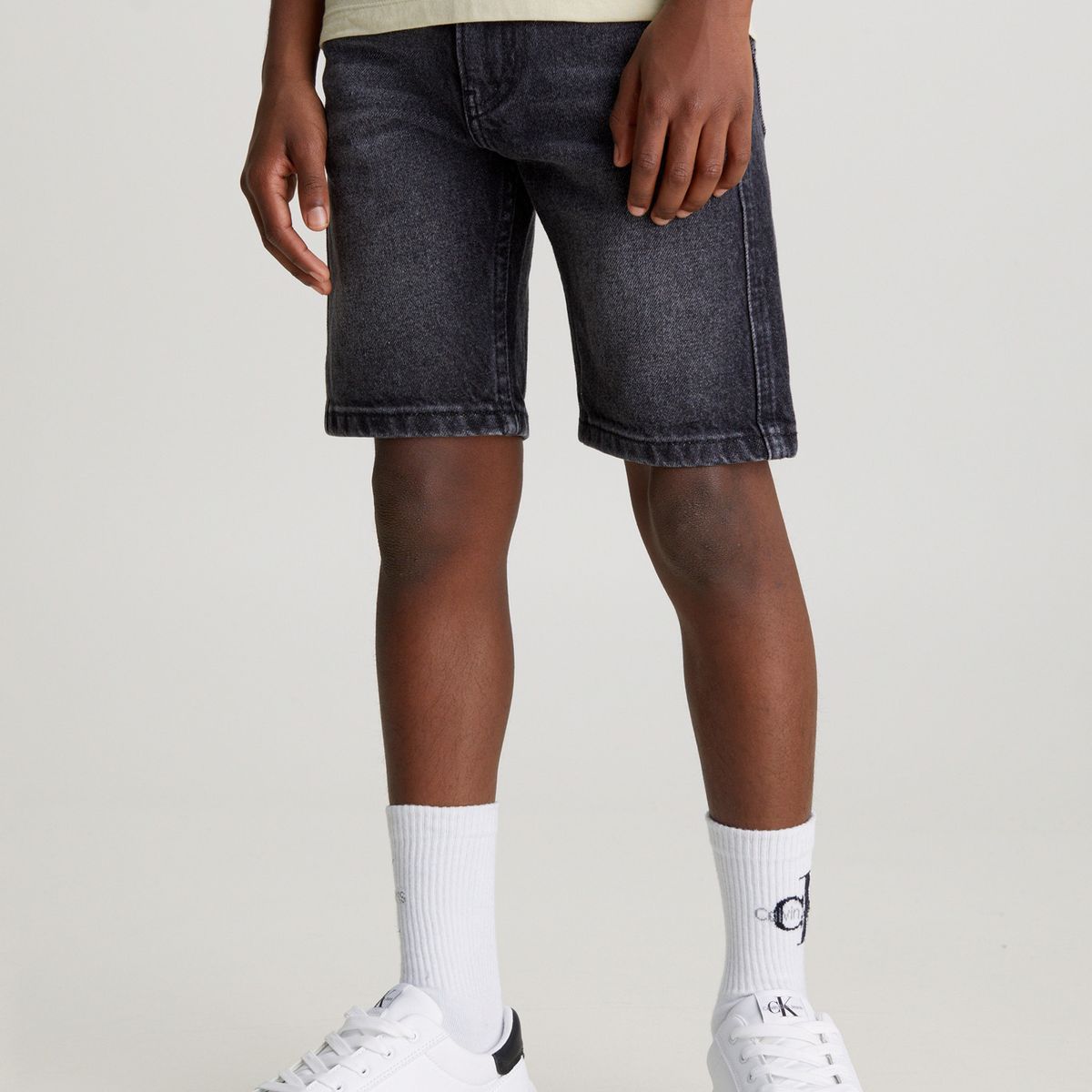 CALVIN KLEIN - Short Niño Relaxed Washed Negro Calvin Klein