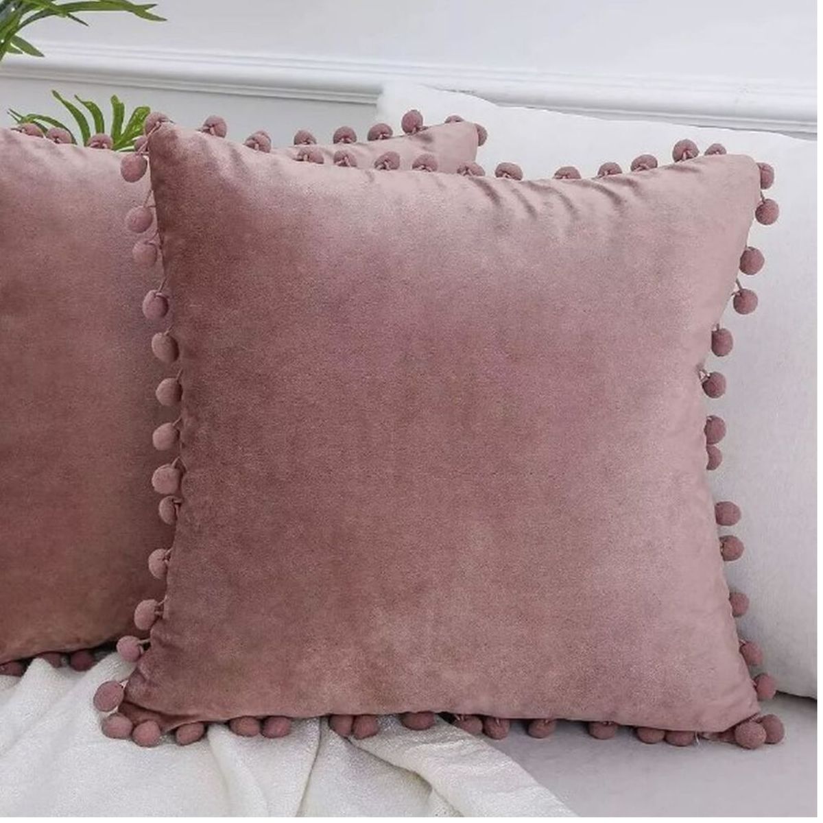 DECORACION CREATIVA - Set 2 Fundas Terciopelo Rosado con Pompom decorativo