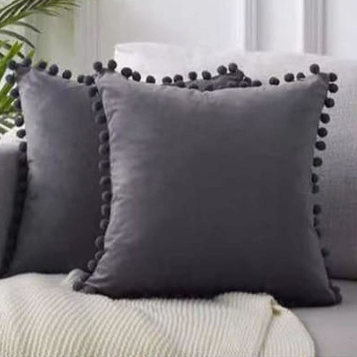 DECORACION CREATIVA - Set 2 Fundas Tercipelo Gris con Pompom