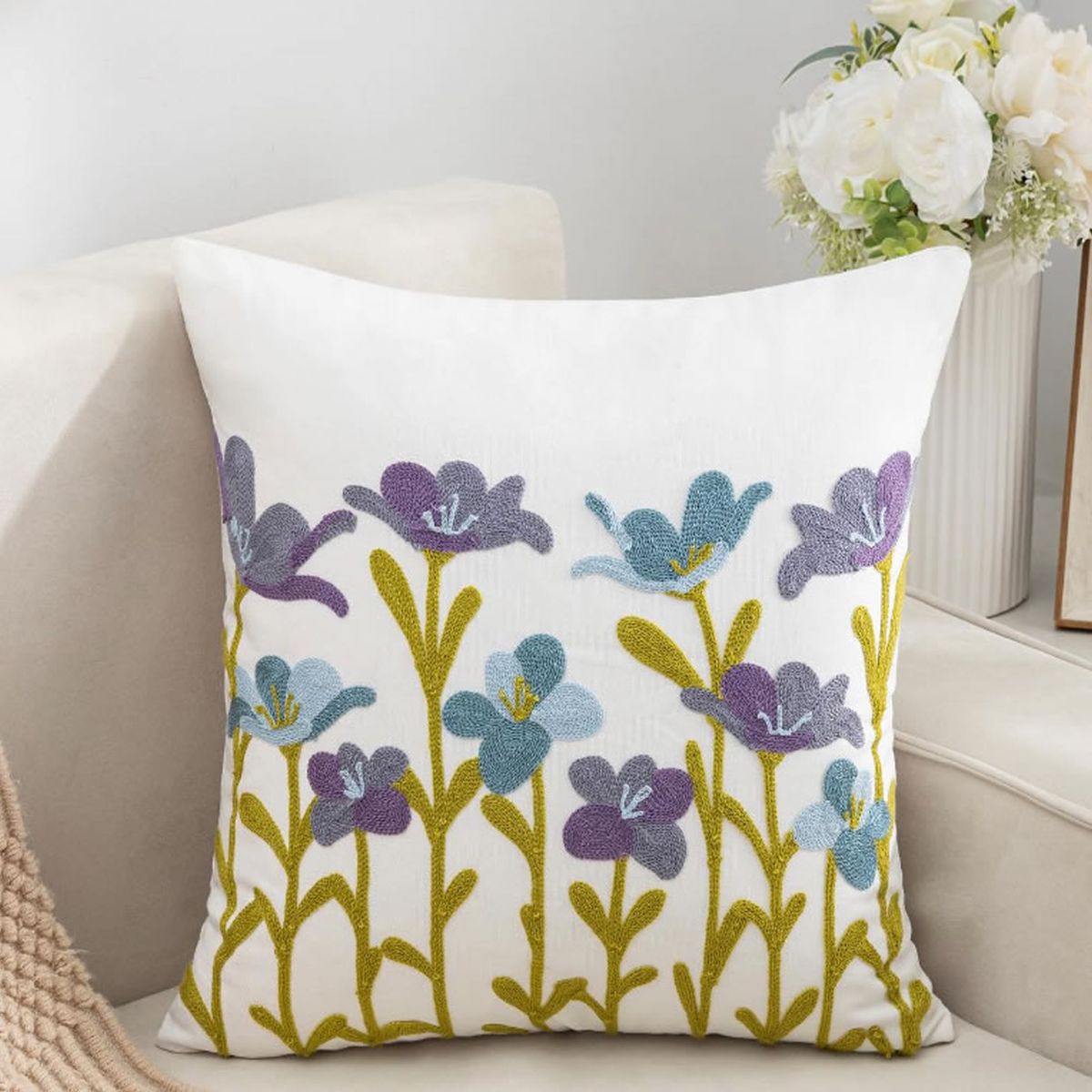 DECORACION CREATIVA - 1 Cojin Bordado Lirio Celeste Lila