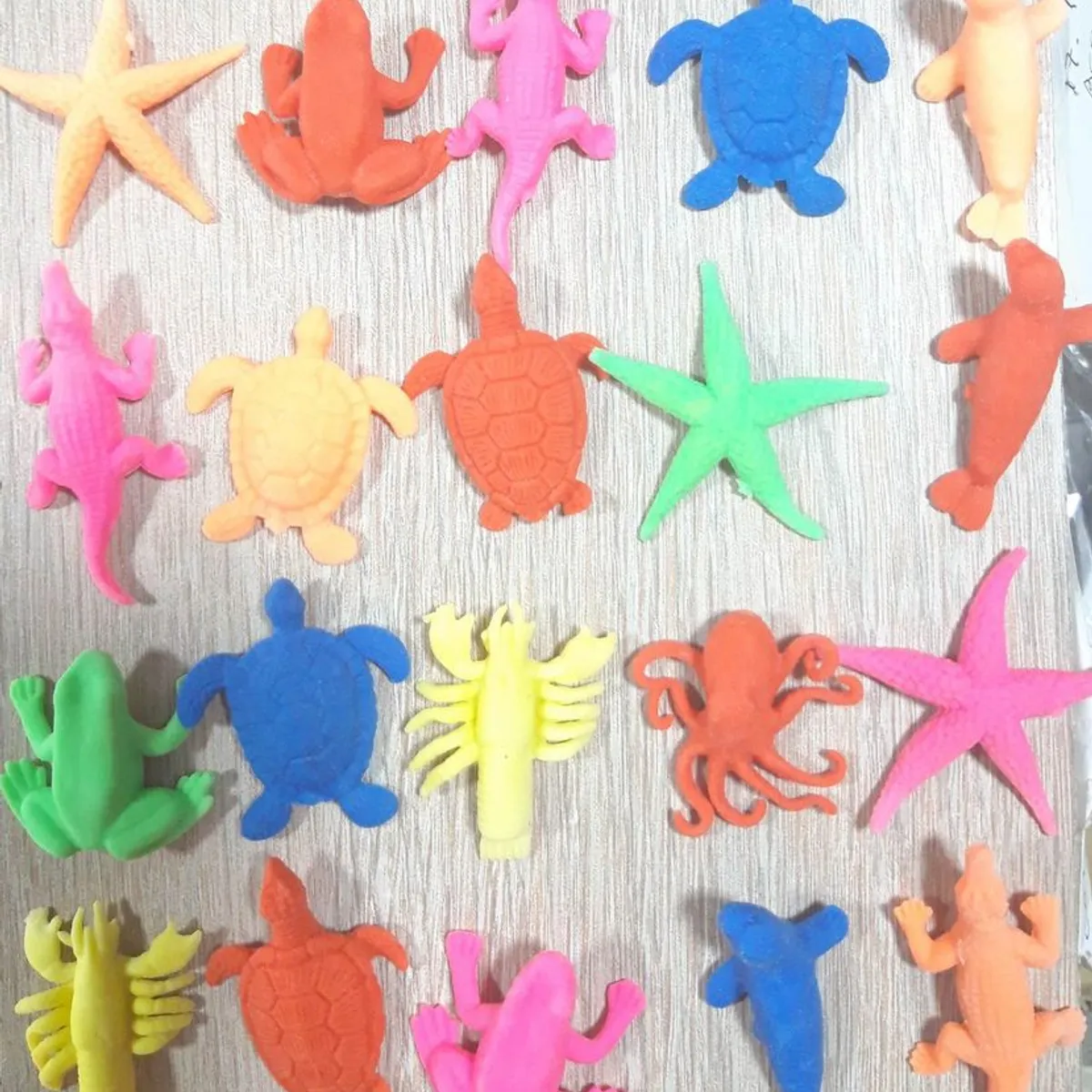 GENERICO - Pack juguetes 20 unds de goma 5 cm para niños.