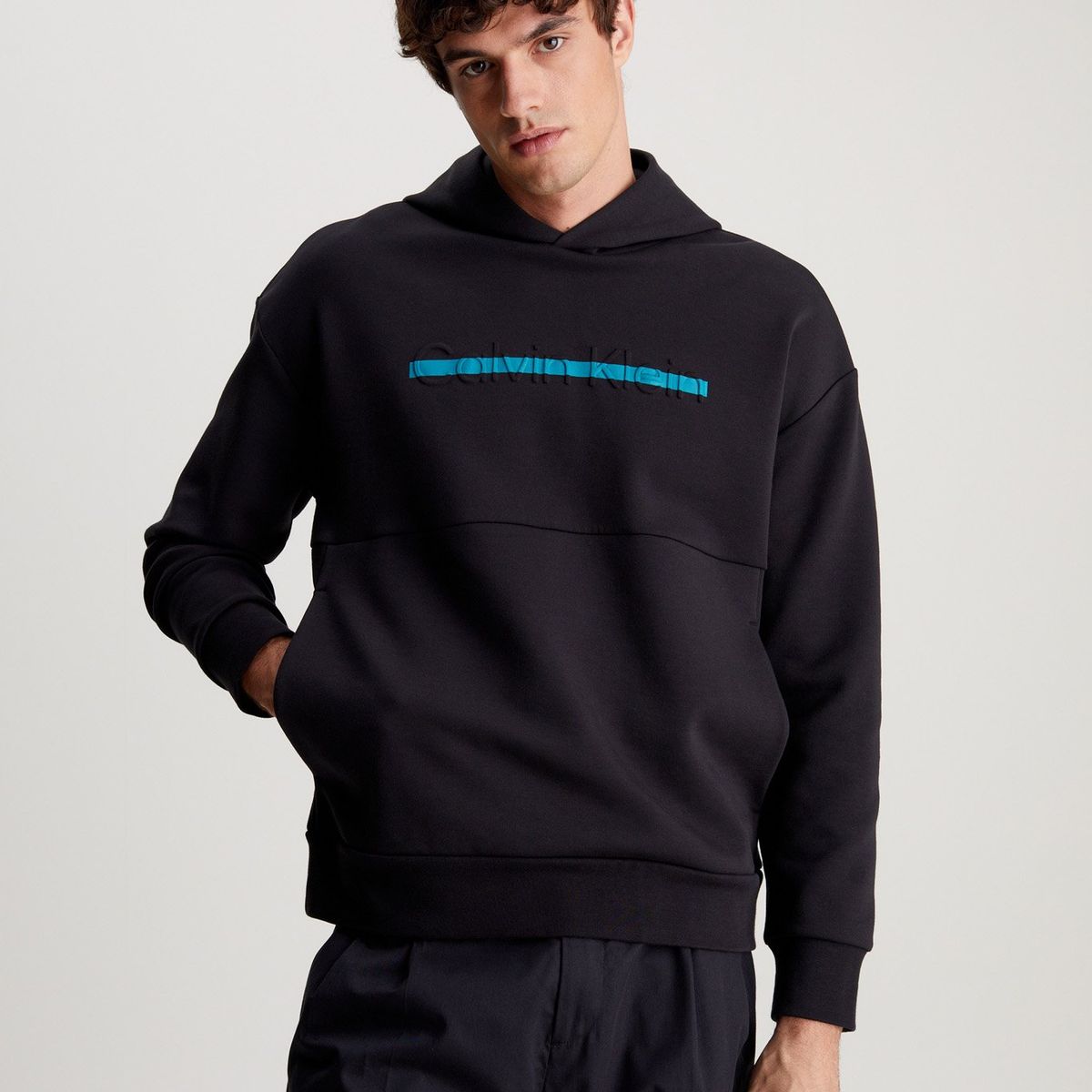 CALVIN KLEIN - Polerón con Gorro Color Embossed Negro Calvin Klein