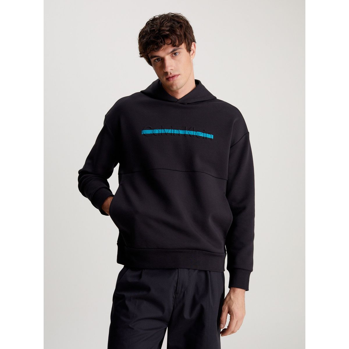 CALVIN KLEIN - Polerón con Gorro Color Embossed Negro Calvin Klein