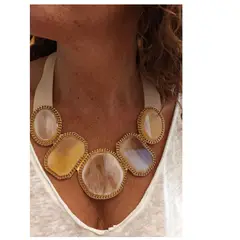 VANE COLLECTION - Collar maxi corto pechera mujer miel dorado