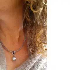 VANE COLLECTION - Collar mujer corto diseño cadena rejilla con cristales y perlón gris