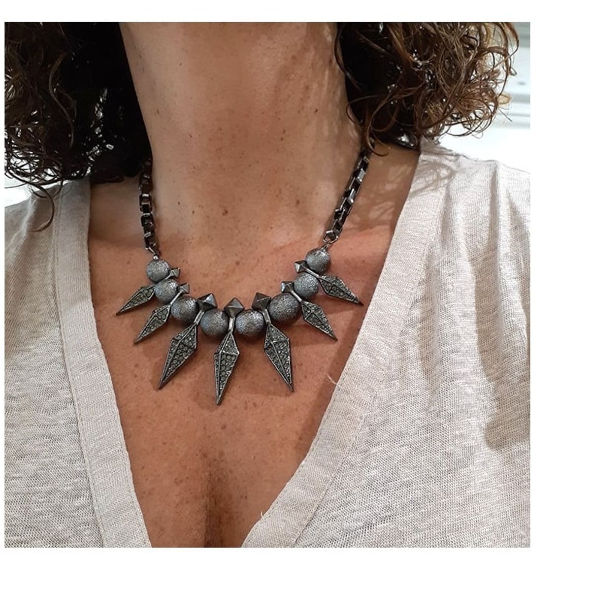 VANE COLLECTION - Collar para mujer corto diseño moderno con puntas baño de rodio negro y cristales