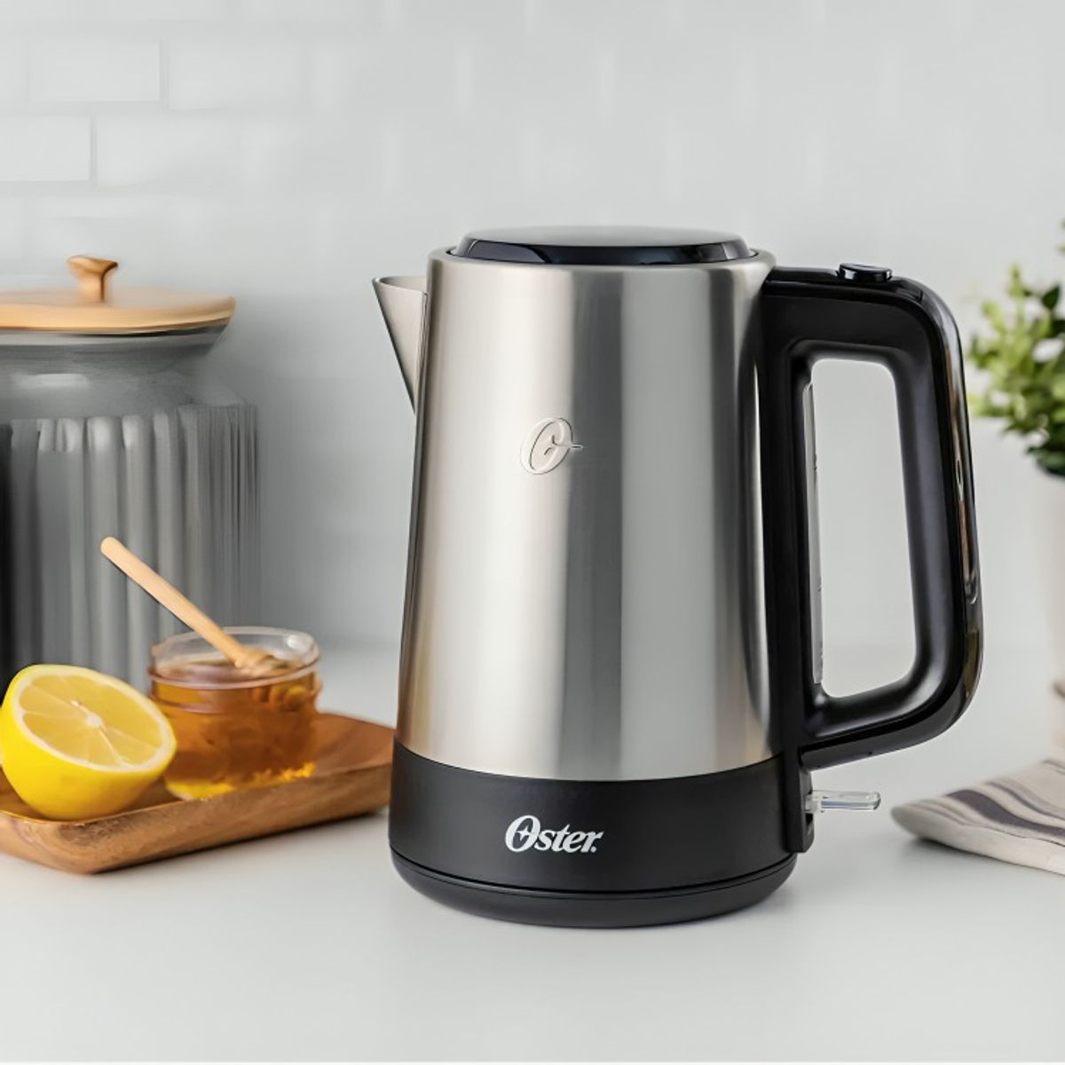OSTER - Hervidor eléctrico Oster  de acero inoxidable BVSTKE671
