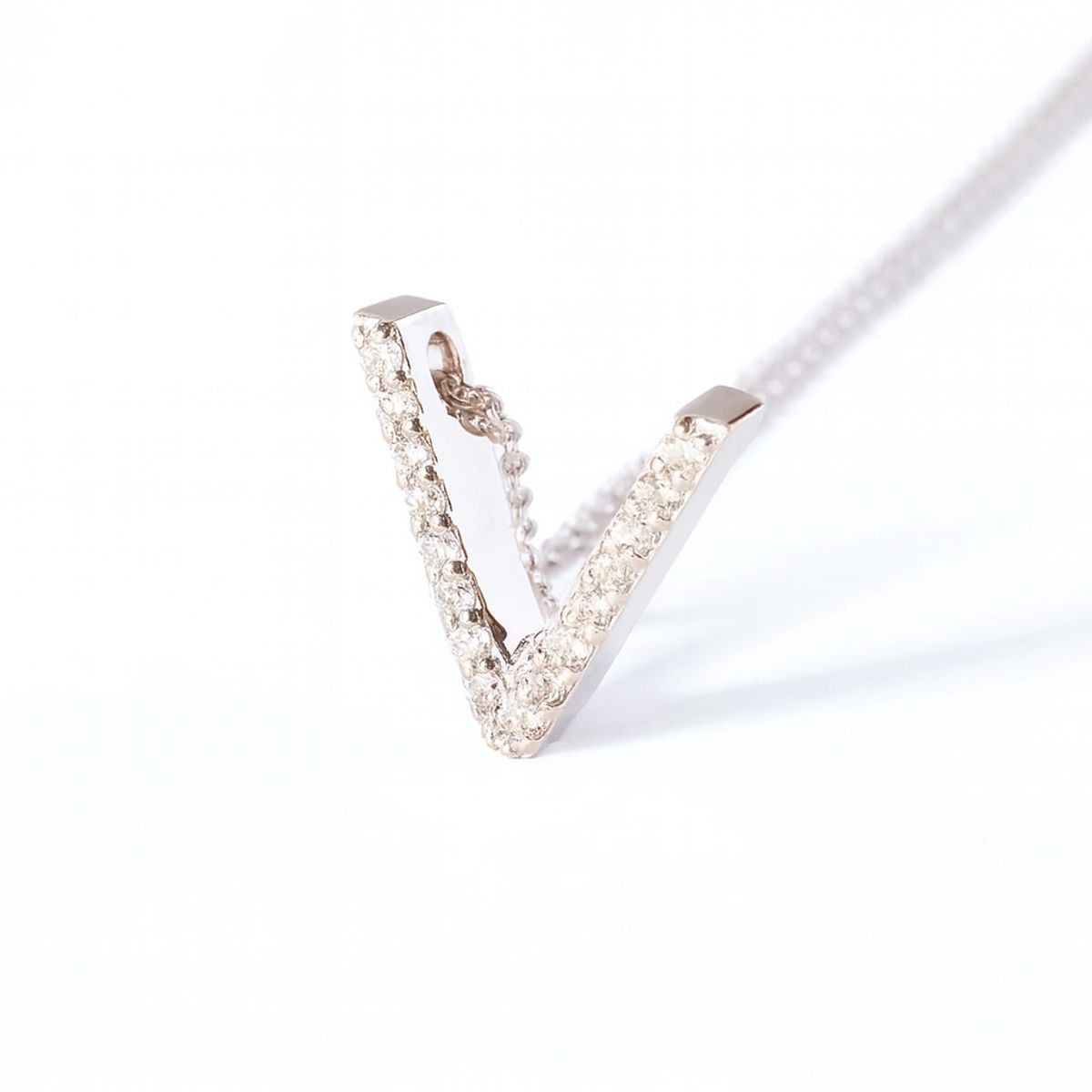 JB JOYAS BARON - Collar Oro Blanco 18kt Diamantes Letra V 9Pts - Danielle Costantini