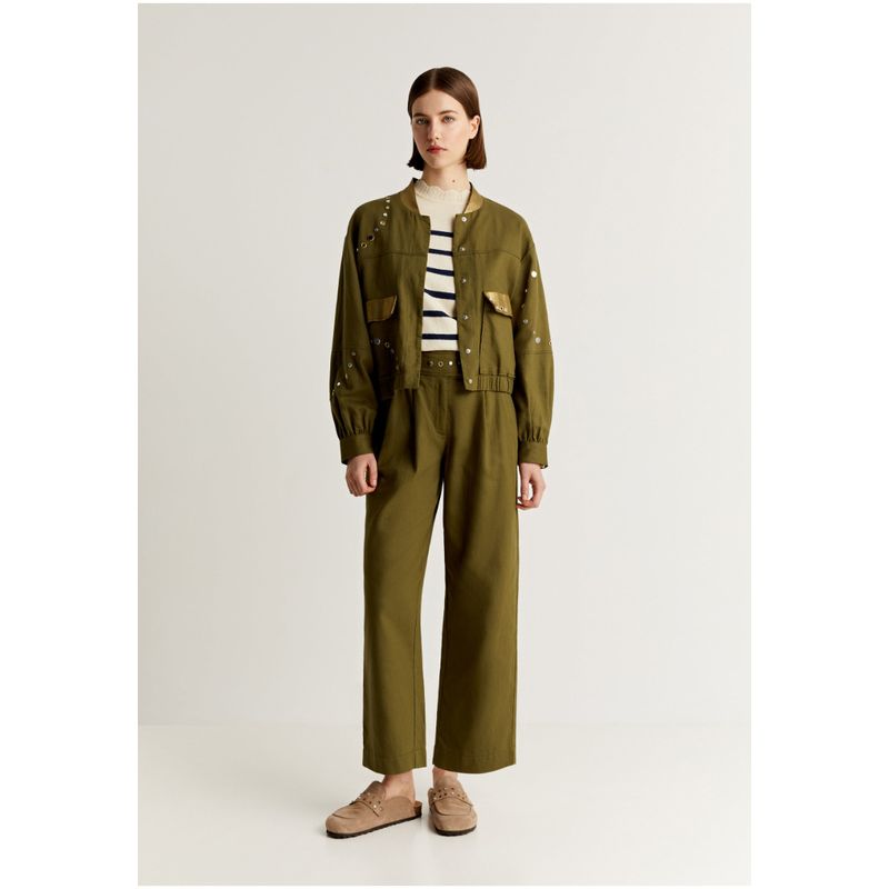 SCALPERS - Pantalón Pinzas Detalles Tachuelas Khaki