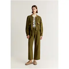 SCALPERS - Pantalón Pinzas Detalles Tachuelas Khaki