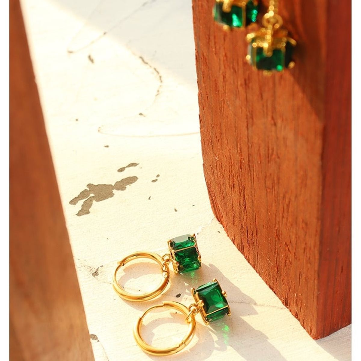 LUX JOYAS - Aros Baño Oro 18k Argolla Cubo Esmeralda