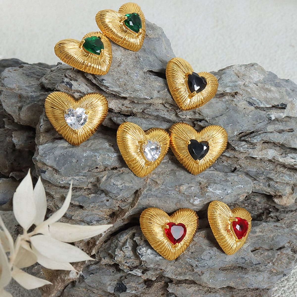LUX JOYAS - Aros Baño Oro Amarillo 18k Corazón Cepillado Circón Esmeralda