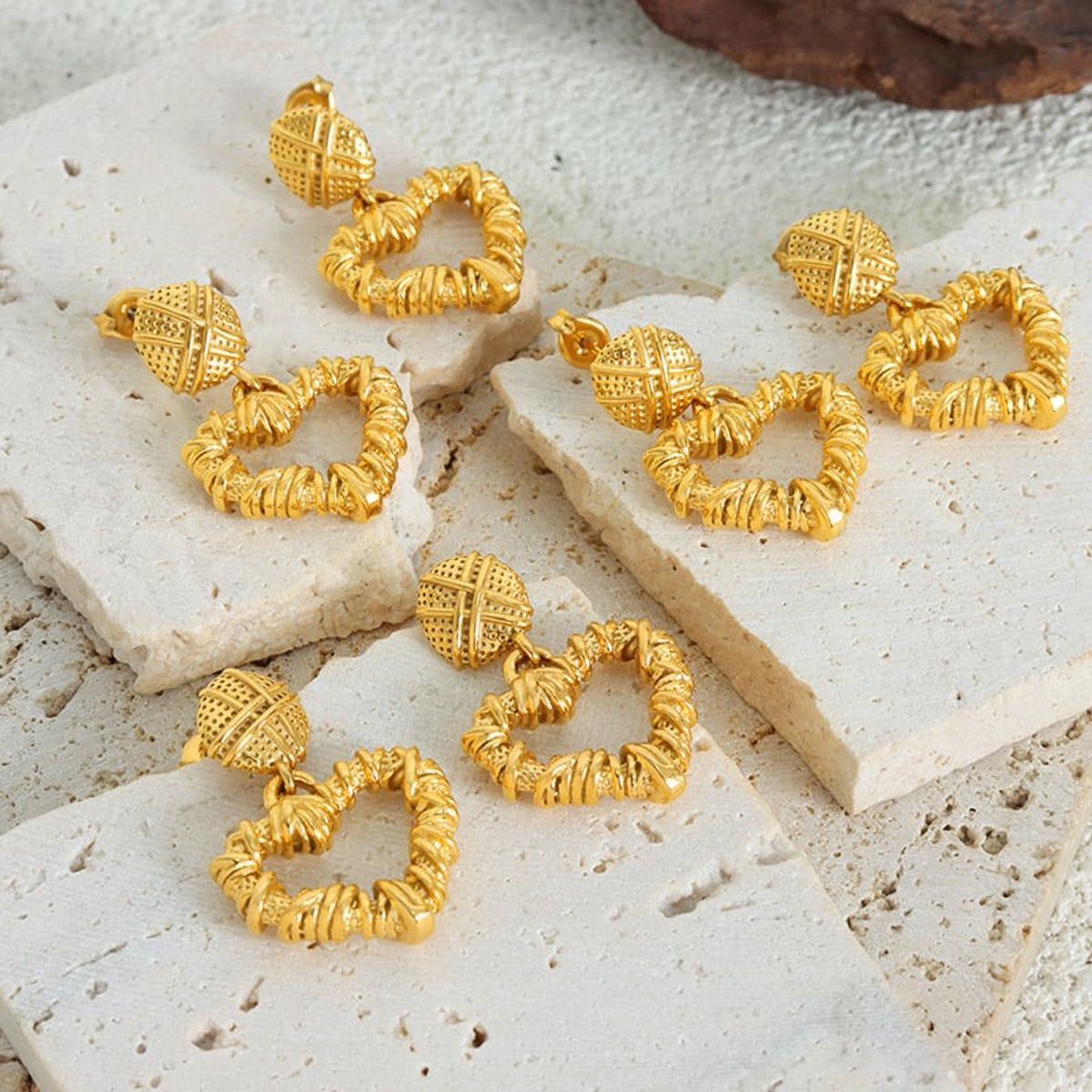LUX JOYAS - Aros Baño Oro Amarillo 18k Largos Corazón Enredado