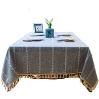 Mantel Gris Piedra Bordados Lineales Blancos y Borlas 140 cm x 200 cm