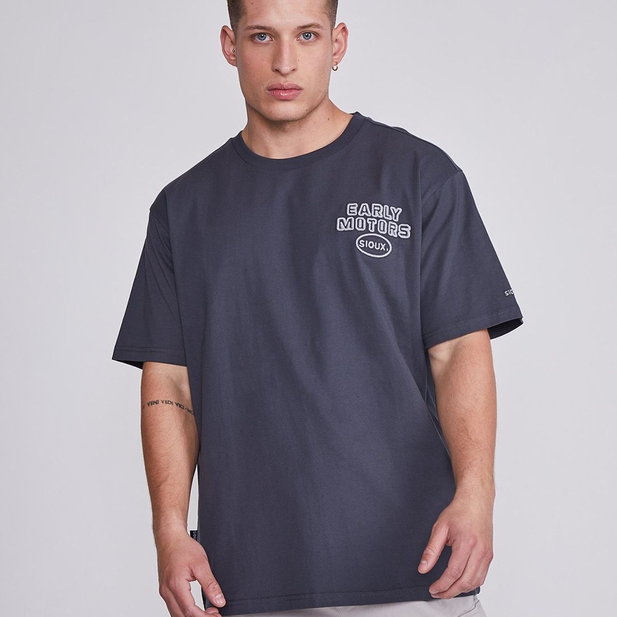 SIOUX - Polera Hombre Gris Motors Relieve Sioux