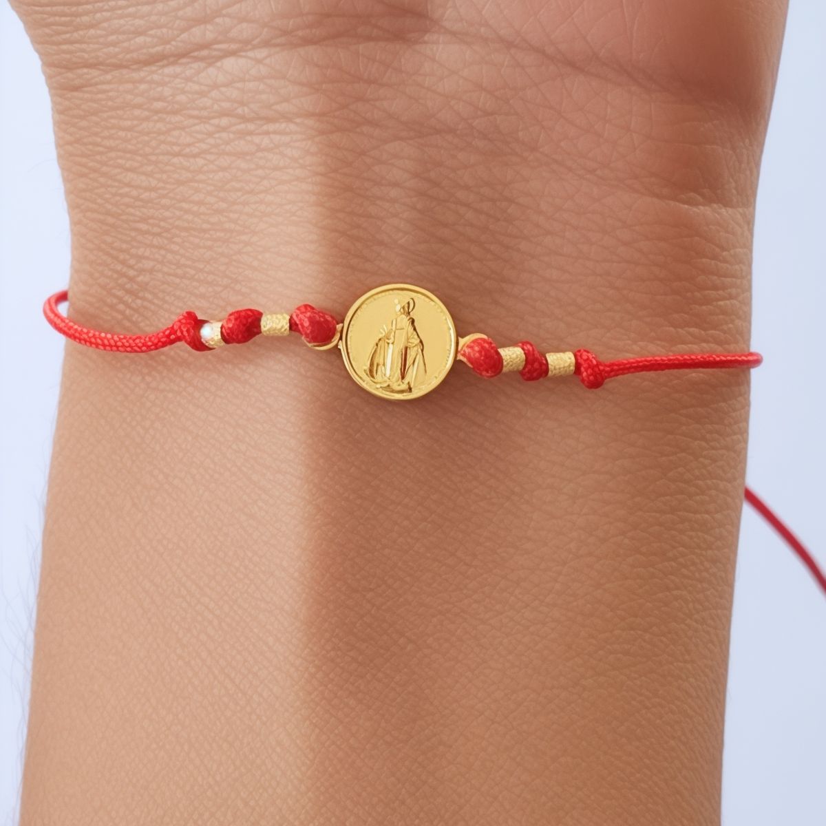 COGGIOLA - Pulsera Virgen De Los Rayos Enchapado Oro 18K Cordón Rojo Ajustable