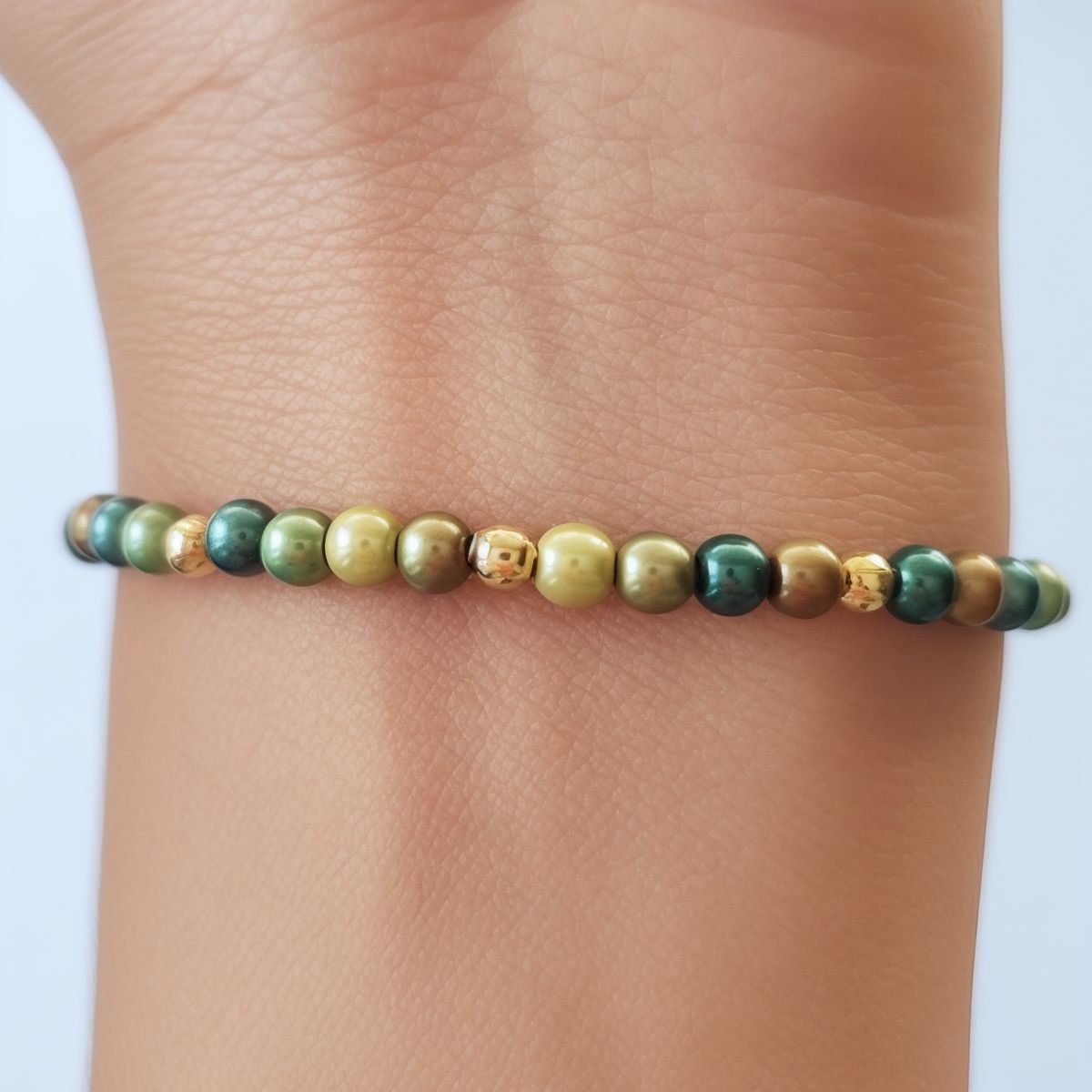 COGGIOLA - Pulsera Perlas Shellpearl Verde Café 4mm Enchapado Oro 18K