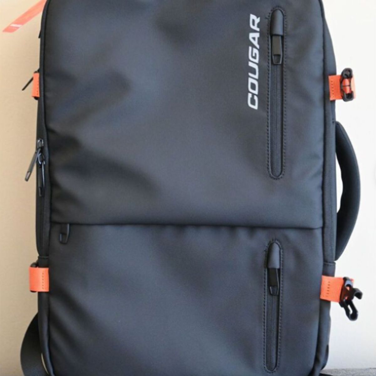 COUGAR - Mochila - Cougar Vanguard - 12 bolsillos - USB - 40 lts. - Black