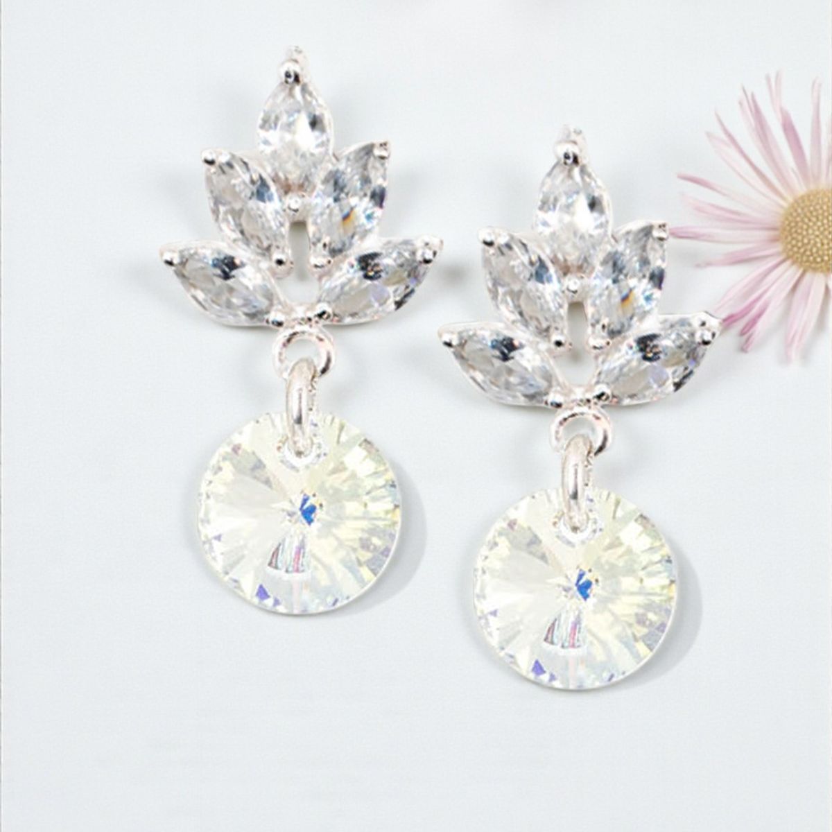 JOYAS MONTERO - Aros Penelope Baño Oro Blanco creado cristales de Swarovski® Aurora Boreal